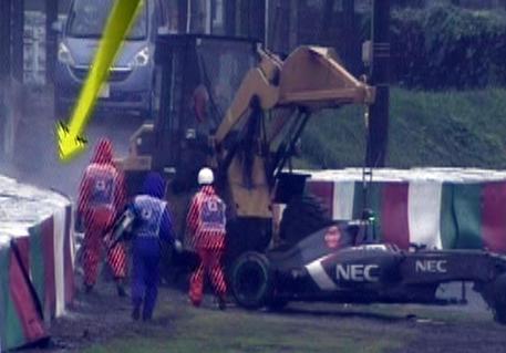 L'incidente del pilota francese Jules Bianchi, che ha sbattuto violentemente contro un mezzo di soccorso durante un fuoripista al Gp di Suzuka in Giappone. Le immagini dello schianto © ANSA
