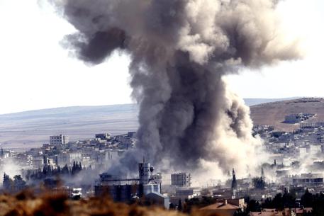Raid aerei a est di Kobane © EPA