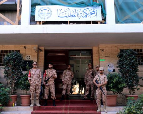 Forze di sicurezza davanti alla Corte suprema a Tripoli in una recente immagine © EPA