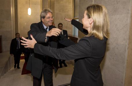 Il Ministro degli Esteri uscente, Federica Mogherini, saluta il nuovo Ministro, Paolo Gentiloni, all'interno della Farnesina ANSA/MASSIMO PERCOSSI © ANSA