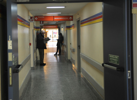 Un corridoio di ospedale © ANSA