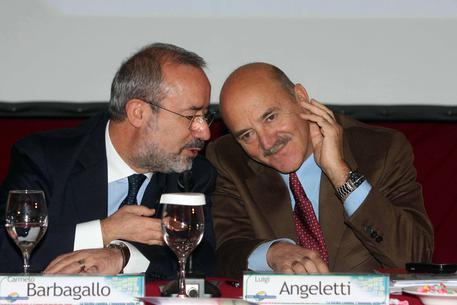 Nella foto d'archivio, il neo segretario generale della Uil, Carmelo Barbagallo, con Luigi Angeletti. Ansa/ Franco Lannino © ANSA