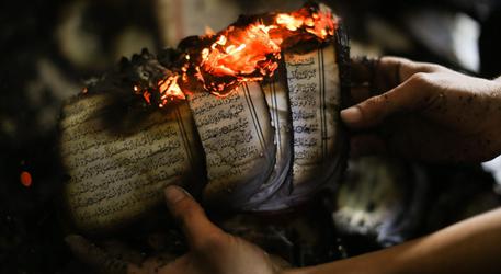 Corano in fiamme dopo l'incendio della Moschea in Cisgiordania © EPA