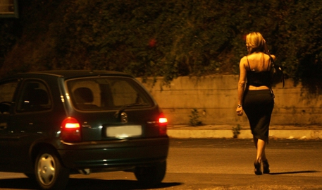 Una prostiruta lungo una strada dell'Eur in una immagine del 2006.ALESSANDRO DI MEO - ANSA © ANSA 