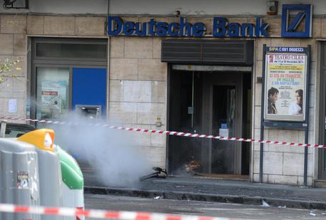 Pacco sospetto davanti Deutsche Bank, conteneva esplosivo © ANSA