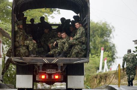 Una recente immagine di soldati colombiani di pattuglia © EPA