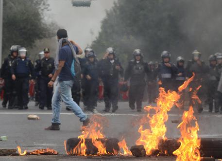 Messico, scontri davanti al Palazzo del governo © EPA