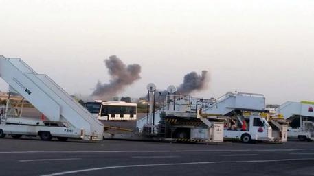 Una immagine dei raid aerei scattati sull'aeroporto militare libico di Mittiga, vicino a Tripoli, 24  novembre 2014. ANSA © ANSA 