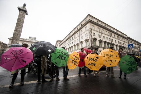 Giovani della Cgil manifestano sotto Palazzo Chigi contro il Jobs act e il governo Renzi © ANSA