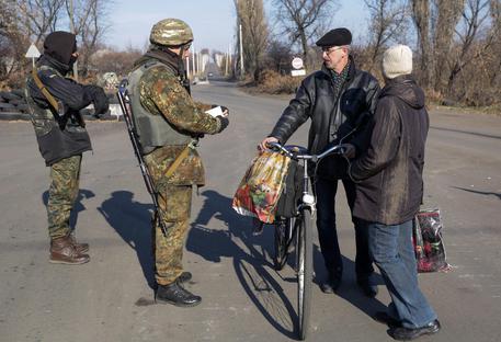 Un controllo documenti nella città orientale di Debaltseve © EPA