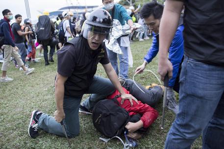 Hong Kong: polizia arresta manifestanti in strada © ANSA 