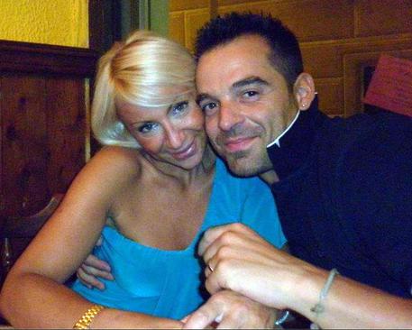 Gisella Mazzoni con il marito Alessio Loddo, entrambi di 37 anni, in una foto tratta dal profilo facebook della donna. © ANSA