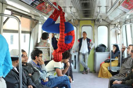Spiderman in metropolitana. Foto di Hossam Atef/Antikka Photography © ANSA