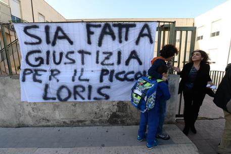 Uno striscione davanti alla scuola di Loris ANSA/ CIRO FUSCO © ANSA