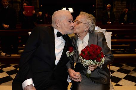 Antonia Gottifredi, 86 anni, di Bellano, e Giovanni Molinari, 89 anni, di San Donato Milanese, si  sono uniti in matrimonio, nella chiesa in riva al Lario (Lecco), 13 dicembre 2014. ANSA/SILVIO  SANDONINI © ANSA