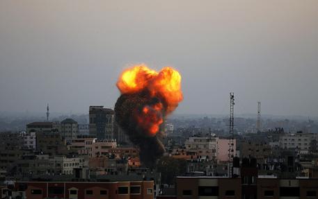 Un'esplosione a Gaza durante un raid israeliano del 20 agosto © EPA