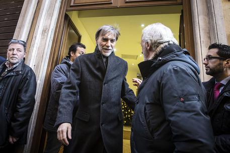 Il sottosegretario alla presidenza del consiglio Graziano Delrio lascia la sede del Pd, Roma 22 dicembre 2014. ANSA/ANGELO CARCONI © ANSA