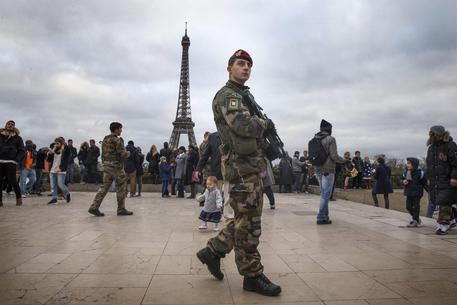 Soldati a Parigi (foto d'archivio) © EPA