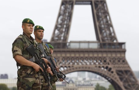 La Torre Eiffel presidiata dai soldati © ANSA 