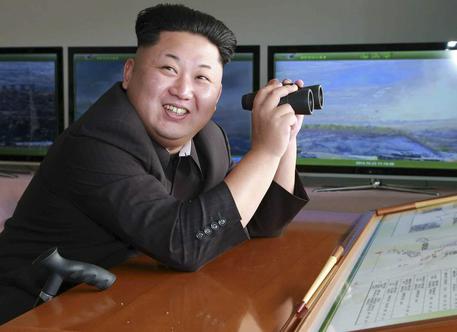 Kim Jong-un davanti a computer © EPA