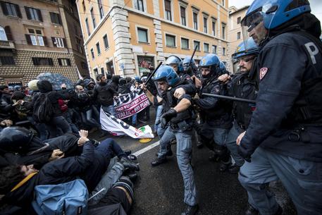 Tafferugli tra manifestanti e polizia durante la manifestazione contro il Jobs Act a Roma. Foto di Massimo Percossi © ANSA
