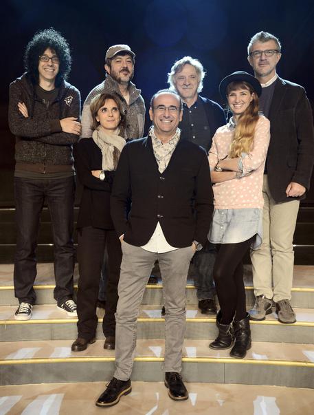 Rocco Tanica (in alto sopra a Carlo Conti) nella commissione musicale di Sanremo nel 2014 © ANSA
