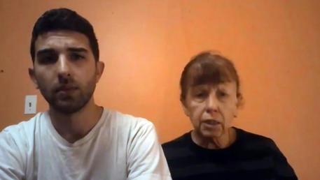 La madre e il fratello dell'ostaggio mentre parlano su youtube © ANSA