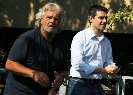 Beppe Grillo e Federico Pizzarotti in una immagine di archivio ANSA/PIER PAOLO FERRERI © ANSA