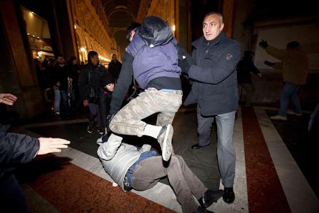 Scala: carabiniere ferito per lancio sassi © ANSA