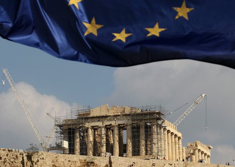 La bandiera europea sul Partenone, archivio © EPA