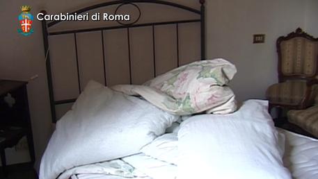 L'interno dell'appartamento dove cinque italiani, arrestati dai carabinieri del Nucleo Investigativo  di Roma, facevano prostituire due ragazzine italiane di 14 e 15 anni © ANSA
