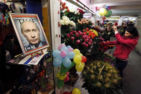 In un negozio di fiori di Simferopoli il ritratto del presidente russo Putin © EPA