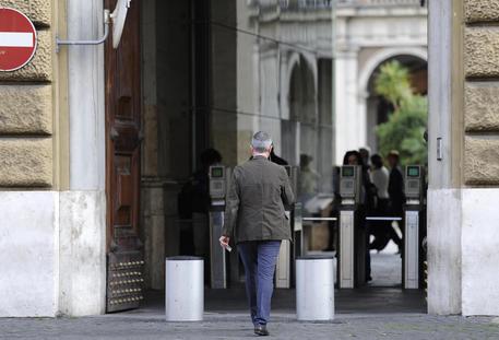 Dipendenti ministeriali varcano i tornelli d'ingresso a Roma in una foto d'archivio © ANSA 