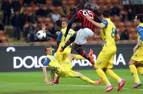 Mario Balotelli segna il gol dell'1-0 per il Milan © ANSA