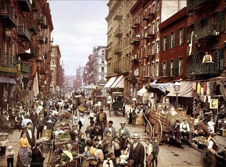 Mulberry Street a Litte Italy, New York, nel 1900. ANSA/WIKIPEDIA © ANSA