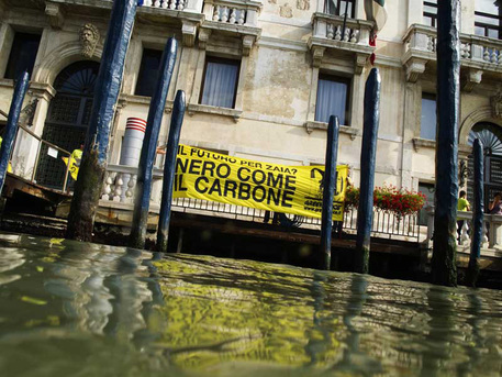 Protesta di Greenpeace per la centrale di Porto Tolle © ANSA 