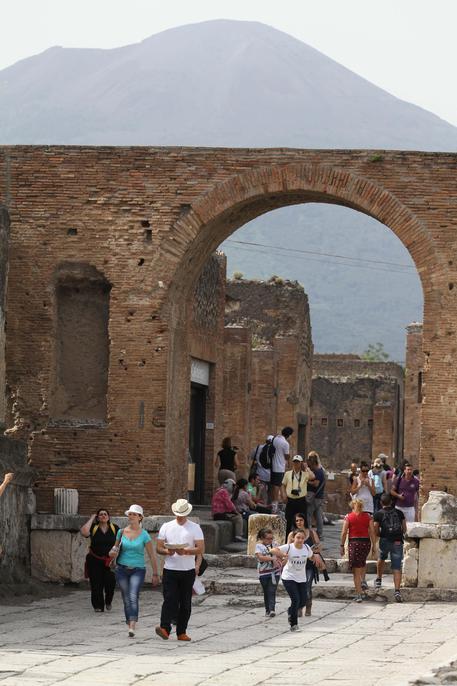 Pompei, è boom di visitatori. A Pasquetta 2014 oltre 15 mila 545 visitatori il 31% in più rispetto al 2013 © ANSA