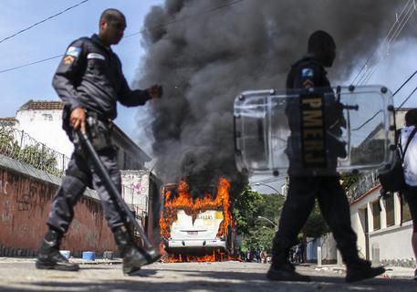 I violenti scontri a Rio de Janeiro © EPA