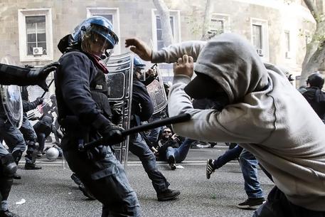 Un momento degli scontri al corteo degli antagonisti (foto Carconi e Percossi) (foto: ANSA)