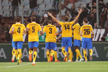 I giocatori della Juventus salutano i tifosi alla fine della partita a Udine © ANSA