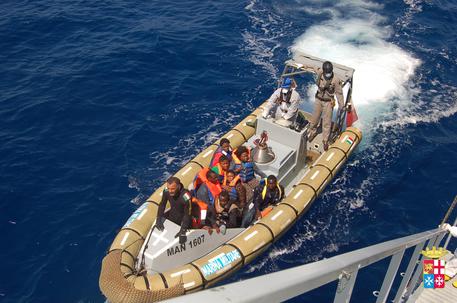 Mare nostrun, migranti soccorsi da Marina militare © ANSA