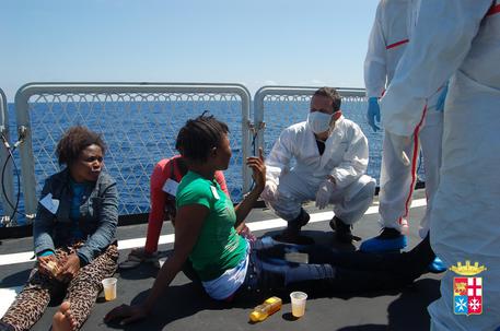 Migranti salvati e trasbordati su una nave della marina militare © ANSA