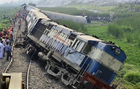 Un immagine del treno espresso deragliato oggi in India nello Stato settentrionale di Assam © EPA