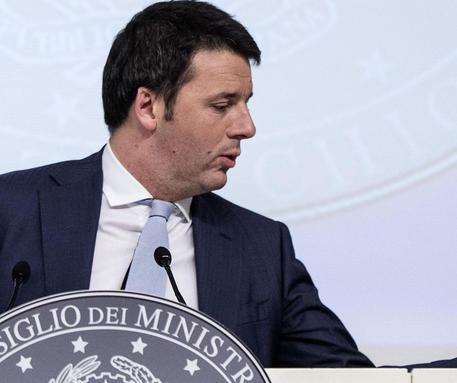 Il Presidente del Consiglio Matteo Renzi con il ministro dell'Economia Pier Carlo Padoan © ANSA