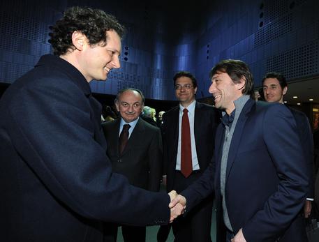 John Elkann presidente della FIAT (s) con Antonio Conte durante la mostra 