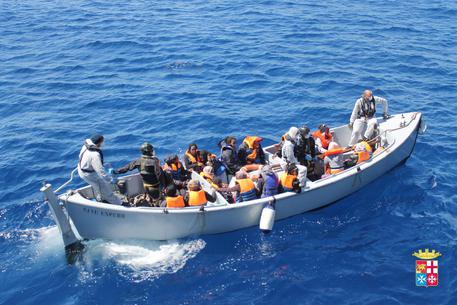 Migranti soccorsi in mare © ANSA