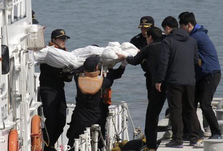 Il recupero di uno dei cadaveri dal traghetto sudcoreano affondato © EPA