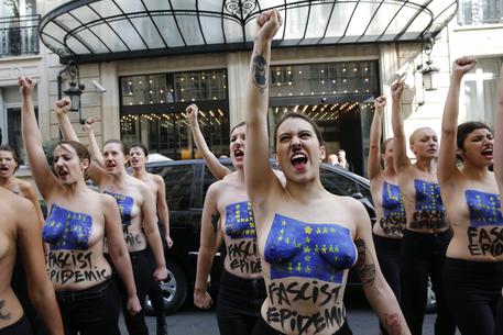 Protesta delle Femen a Parigi © EPA