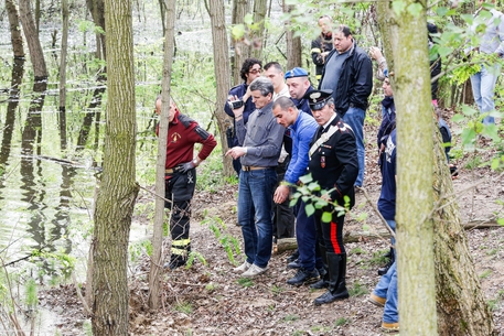 Dritan Demiraj (secondo da destra) durante il sopralluogo nel corso del quale ha indicato il punto in cui aveva sepolto il corpo di Silvio Mannina © ANSA