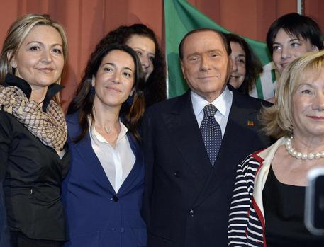 Silvio Berluscon con alcuni candidati durante la presentazione della lista di Forza Italia nel nord-ovest in un grande albergo di Milano © ANSA